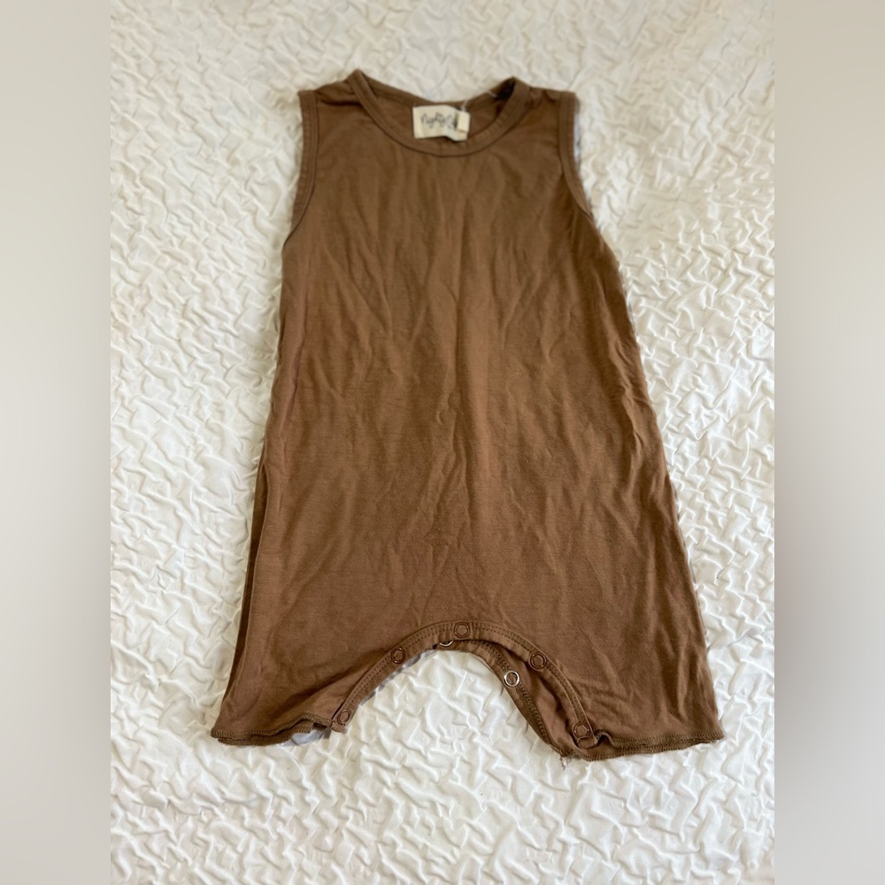 Gender neutral bamboo snap shorty size 0-6 Like Kyte Baby